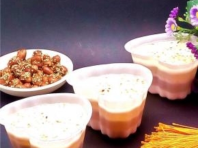 最后放进冷冻室等上1个小时后，就可以取出