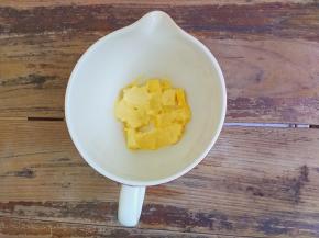 先做派皮，黄油先温室软化