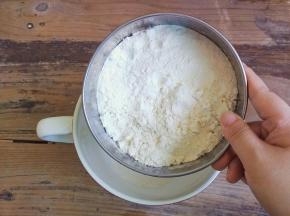 低筋面粉和白砂糖混合均匀过筛，再混合黄油