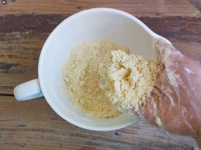 用把面粉和黄油搓成粗粒，不要过度搓，只需黄油跟面粉均匀混合就可（个人觉得带手套比较好操作）