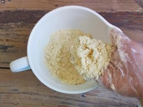 用把面粉和黄油搓成粗粒，不要过度搓，只需黄油跟面粉均匀混合就可（个人觉得带手套比较好操作）