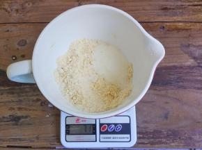 把牛奶到入粗粒面粉中