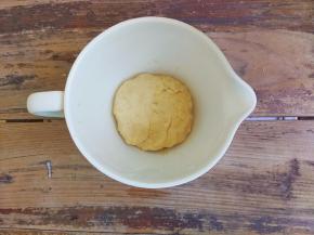 用手揉成团，不要反复揉