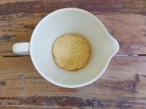 用手揉成团，不要反复揉