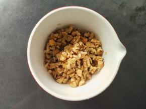 再制作馅料，把核桃仁洗净沥干切碎