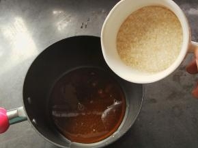 蜂蜜倒入不沾的锅中，再倒入白砂糖，开小火熬制琥珀色