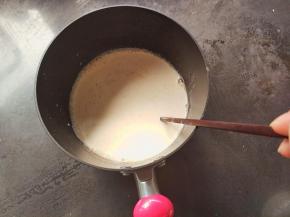 再倒入温热的牛奶煮开，先要加热好，冷牛奶很容易油水分离还会使糖浆乱溅