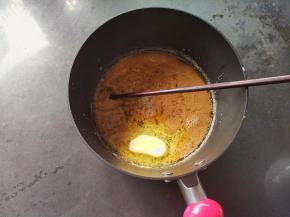 再加入黄油融化，小火继续熬出焦糖