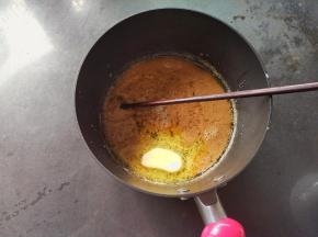 再加入黄油融化，小火继续熬出焦糖