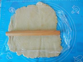 把派皮从冰箱里拿出来，用擀面杖擀开，薄厚均匀，可以拿起来用手撑开看看