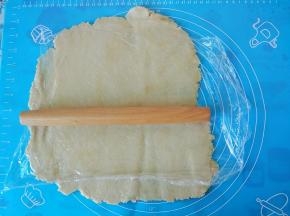 把派皮从冰箱里拿出来，用擀面杖擀开，薄厚均匀，可以拿起来用手撑开看看