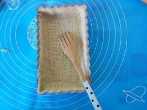 把面皮填入派盘中，去掉多余的面皮