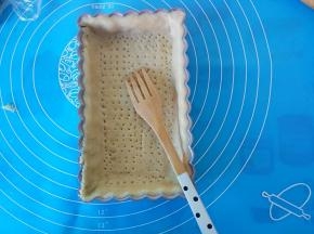 把面皮填入派盘中，去掉多余的面皮