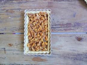 再把馅料填入已烤制好的面皮中，170度上下火再烤20分钟