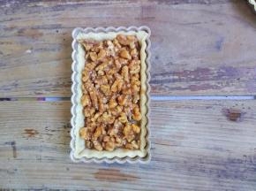 再把馅料填入已烤制好的面皮中，170度上下火再烤20分钟