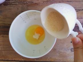 把鸡蛋和白砂糖混合均匀，白砂糖完全融化