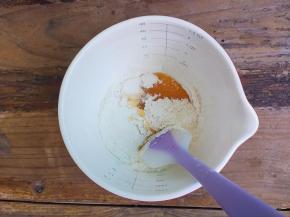 再加入筛好的低筋面粉，搅拌均匀无颗粒