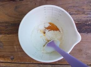 再加入筛好的低筋面粉，搅拌均匀无颗粒