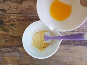 倒入融化好的黄油，搅拌均匀成面糊状