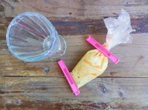 准备一个深杯子和夹子，用夹子把裱花袋里前口夹住，这样面糊装入就不流到前口，再把裱花袋塞入杯中，装入面糊，干净还快手。