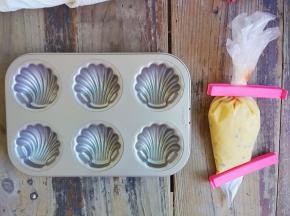 把裱花袋里的面糊放冰箱冷藏一小时