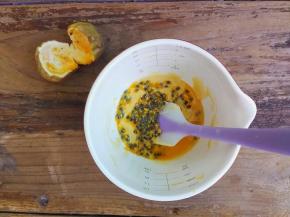 把百香果对半分开，把果肉和籽全倒入面糊里搅拌均匀。（不喜欢籽可以过滤，加入籽口感丰富）