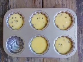 把裱花袋前口剪掉一小口，挤入模具中，八分满即可