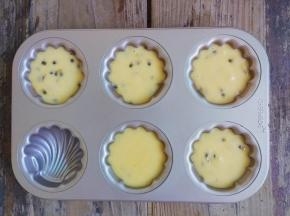 把裱花袋前口剪掉一小口，挤入模具中，八分满即可