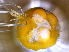 先做虎皮蛋糕，蛋黄加砂糖搅拌均匀，烤箱预热200度