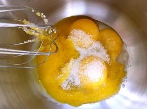 先做虎皮蛋糕，蛋黄加砂糖搅拌均匀，烤箱预热200度