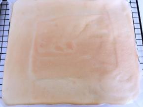 出炉撕开四周的油纸，平铺晾凉