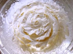 淡奶油加砂糖打发出清晰纹路，倾斜打蛋盆不流动即可，冰箱冷藏备用
