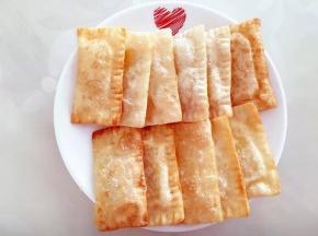 炸至金黄即可捞出，迫不及待吃了两个