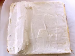 将淡奶油涂抹在蛋糕卷上，卷起的一边抹的厚一些，其它地方抹上薄薄一层即可