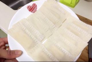 将香蕉切成片状，放入混沌皮中，皮边缘沾一点水，使之粘住，用叉子在边缘压出印子，将食用油倒入锅中，烧成六成熟，关小火，就一片一片放入炸，不要一起放入，这样容易黏一起。