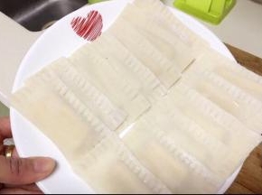 将香蕉切成片状，放入混沌皮中，皮边缘沾一点水，使之粘住，用叉子在边缘压出印子，将食用油倒入锅中，烧成六成熟，关小火，就一片一片放入炸，不要一起放入，这样容易黏一起。