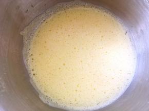 加入玉米油跟清水搅拌均匀