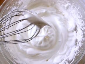 蛋白加几滴柠檬汁，分三次加入剩下的砂糖，打发至湿性偏干一点的发泡，打蛋器提起有个小弯钩即可