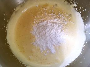 加入玉米淀粉，搅拌无干粉颗粒，打蛋器打均匀