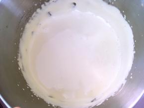 电动打蛋器打至砂糖融化，蛋黄液颜色变浅，液体呈浓稠状态