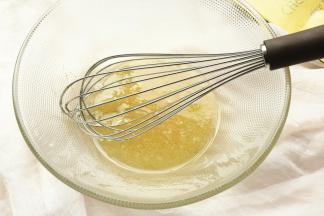 转化糖浆用手抽搅拌几下，会变得略微稀一点。