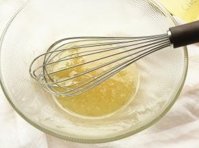 转化糖浆用手抽搅拌几下，会变得略微稀一点。