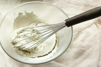 筛入月饼预拌粉。