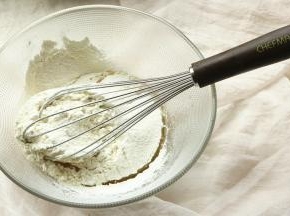 筛入月饼预拌粉。