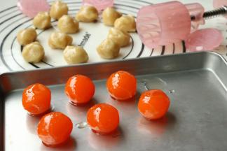 蛋黄提前用油浸泡1天以上，放烤盘里，烤箱100度中层烤5分钟。