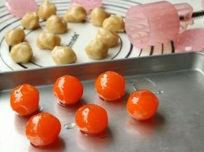 蛋黄提前用油浸泡1天以上，放烤盘里，烤箱100度中层烤5分钟。