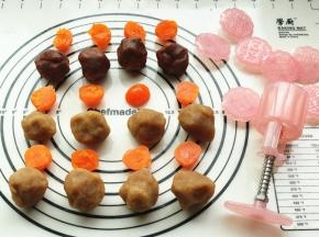 准备好月饼馅料，我这次用了红酒蔓越莓和金装白莲蓉馅两种，把蛋黄一切为二，大约7克左右。馅料和蛋黄一起称重，每个共40克。