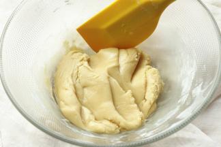 用刮刀翻拌均匀，成为比较有光泽的面团，盖保鲜膜醒发半个小时左右。