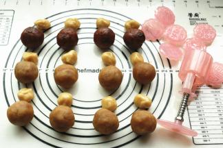 月饼皮也分成每个10克的重量。