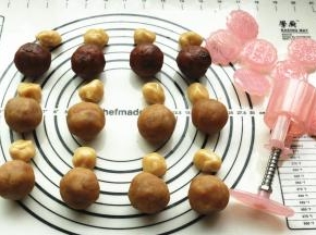 月饼皮也分成每个10克的重量。